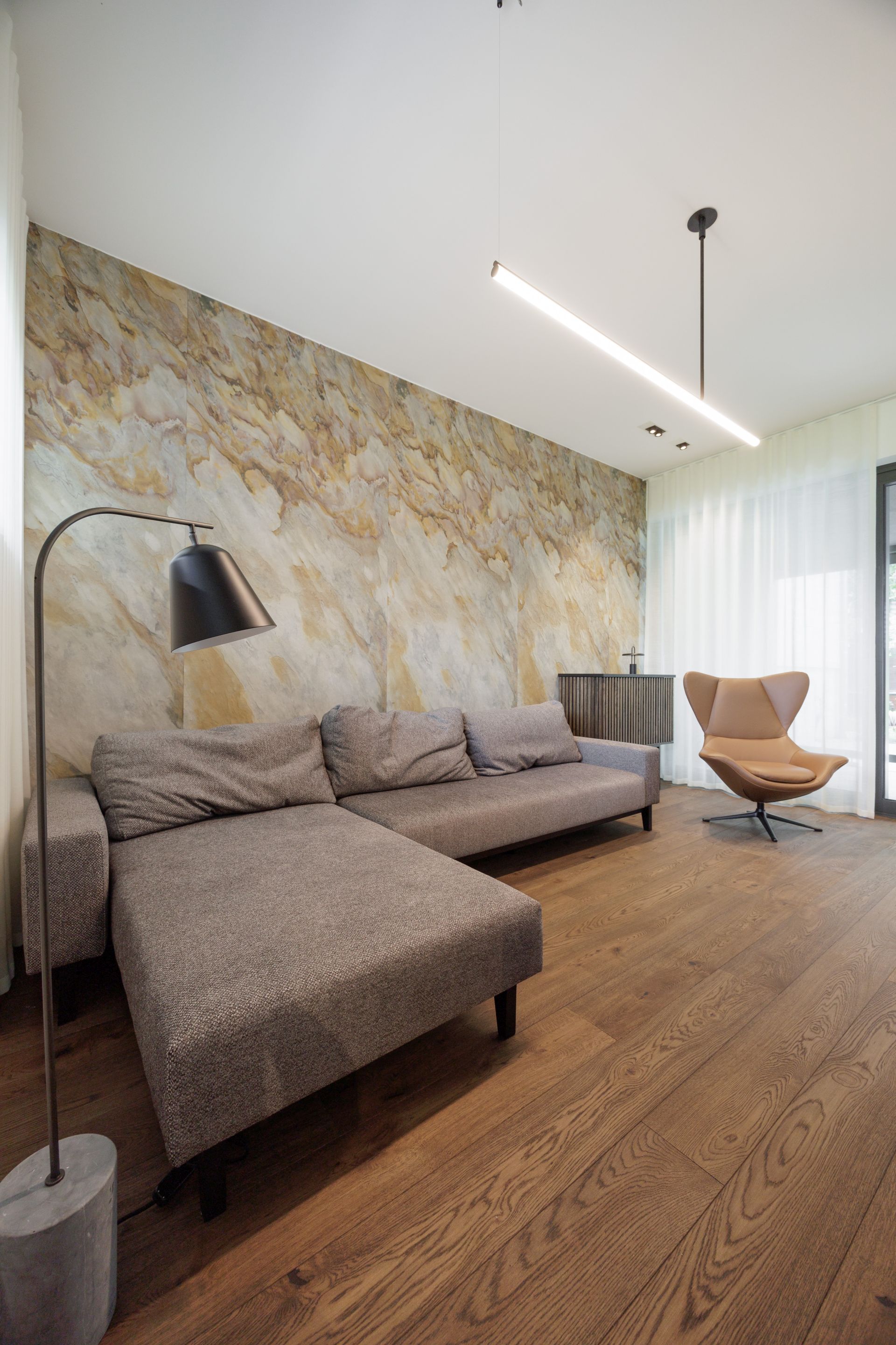 ciemna podłoga drewniana